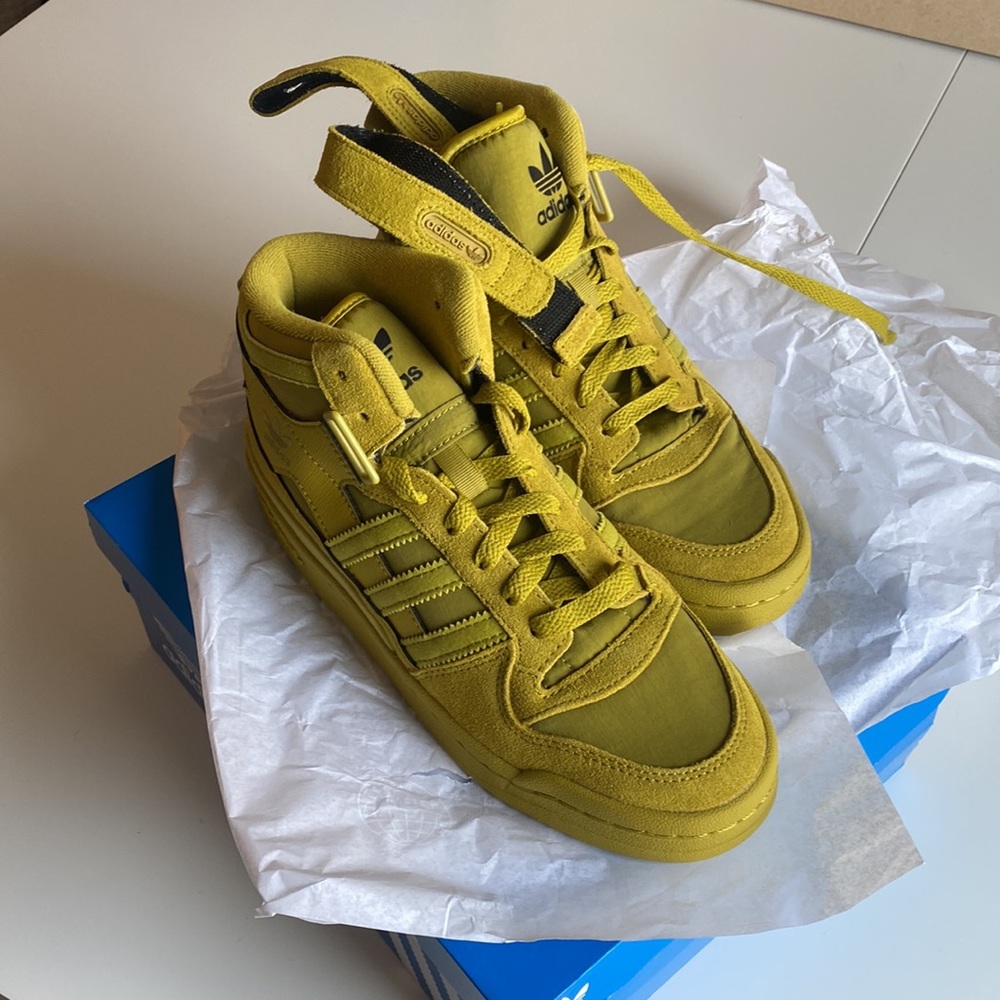 New in box, unworn adidas high tops 6.5